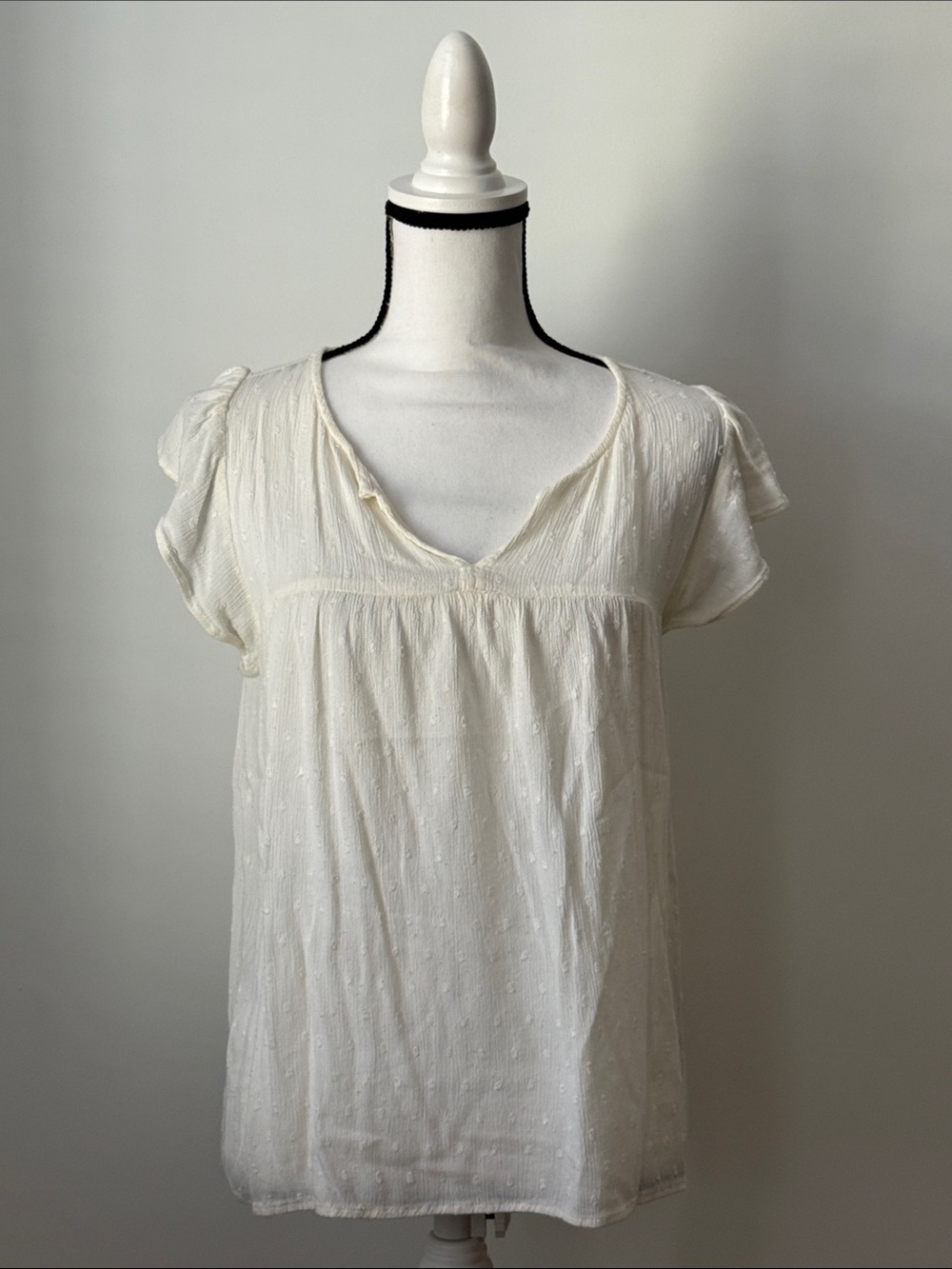 Old Navy Women’s Cream V-Neck Short Sleeve Top